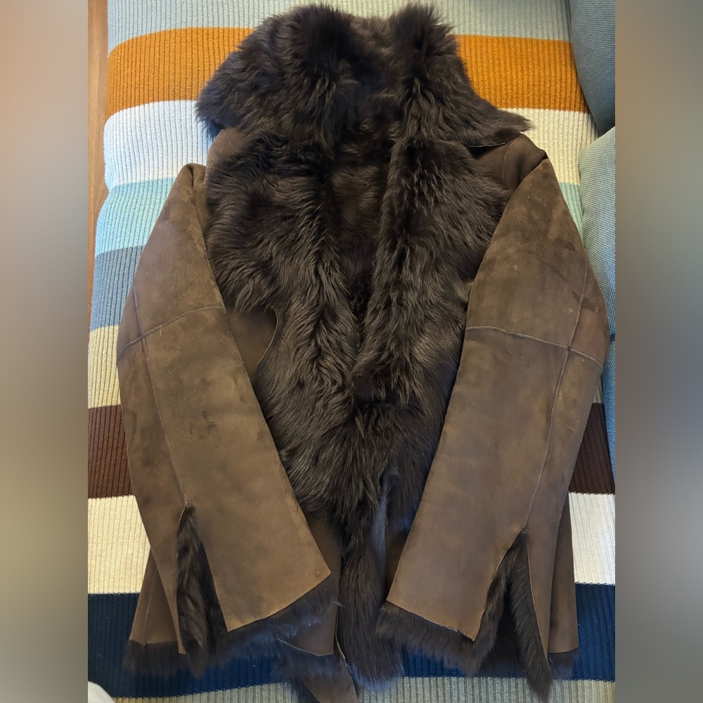 Elegant Dark Brown Women's Jacket Preowned
Pit to pit ~20in West ~19 Long ~27 - Picture 4 of 15